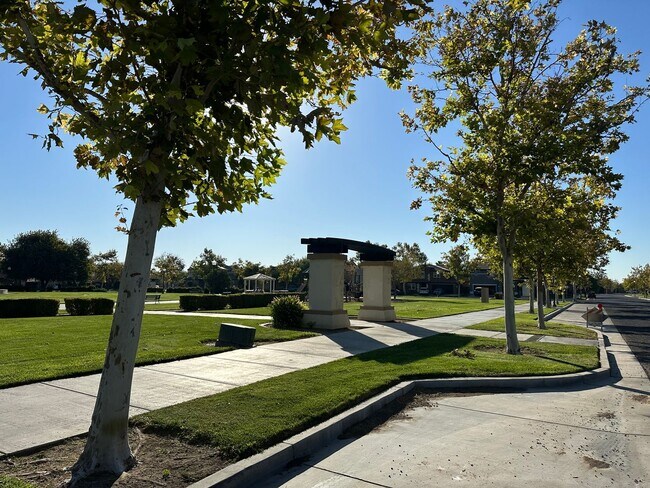 Building Photo - Beautiful Northside Los Banos Rental
