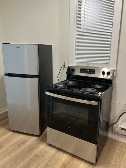 Building Photo - 113 Main St E