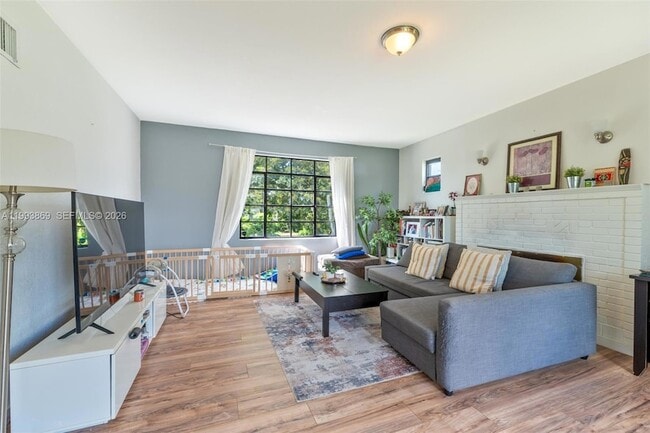 Building Photo - 1238 NE 112th St