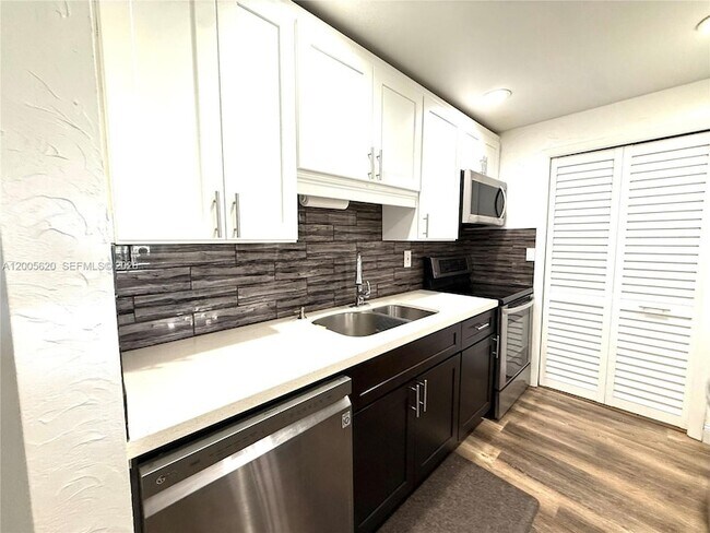 Building Photo - 230 Lakeview Dr