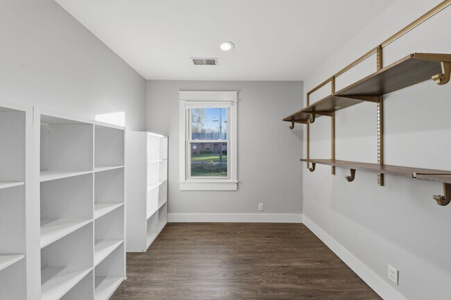 Building Photo - Large Ranch on Cul-de-sac