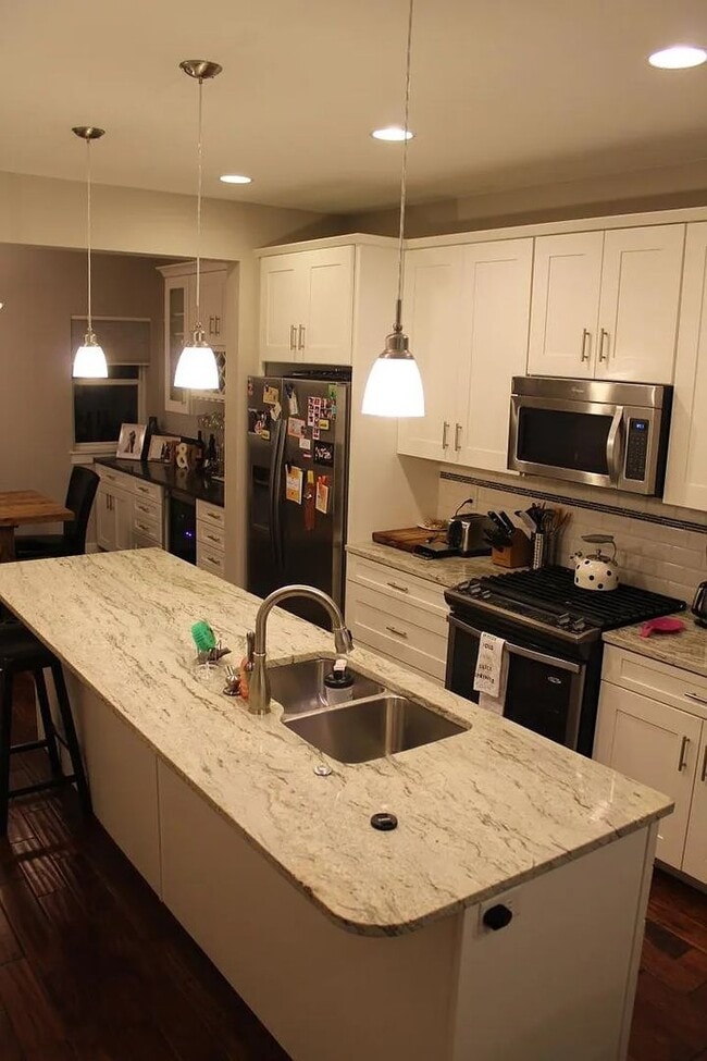 Building Photo - Sleek 3 Bedroom House in Sunnyside!! 6-8 m...