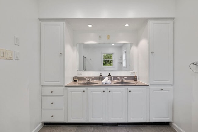 Building Photo - 163 Silver Lake Rd