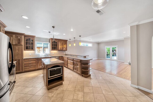 Building Photo - Welcome Home to the peaceful Shoreview Nei...