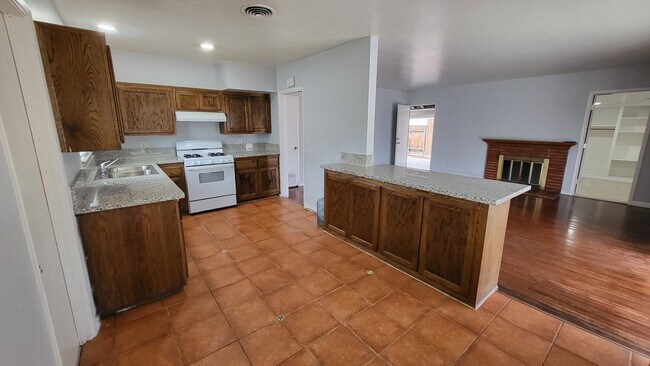 Primary Photo - 2204 Bradley Ave