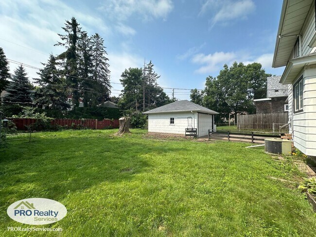 Building Photo - 3 Bedroom Plus Den Home in St. Paul