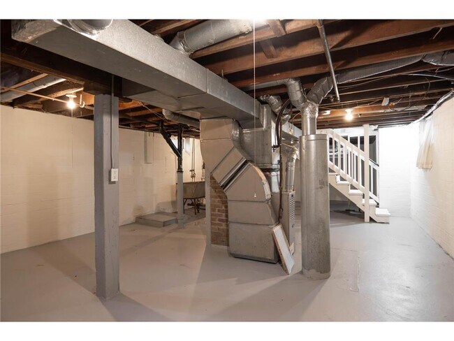 Building Photo - 1333 E Pacific St