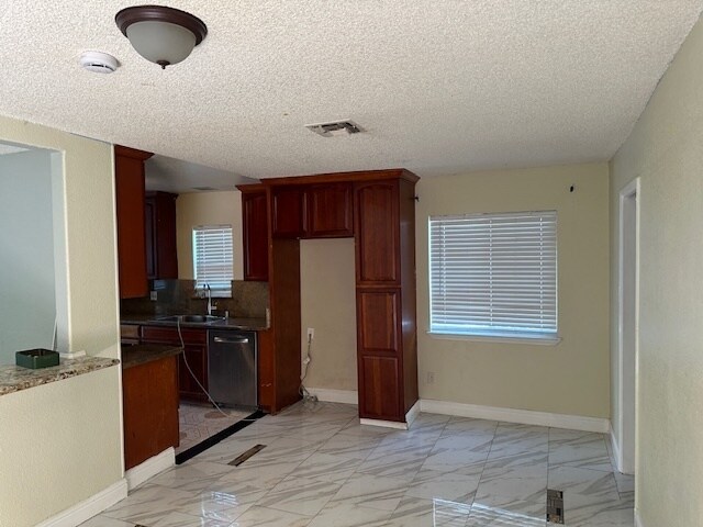 Building Photo - Tracy 4 Bedroom 2 Bathroom Home with a pool