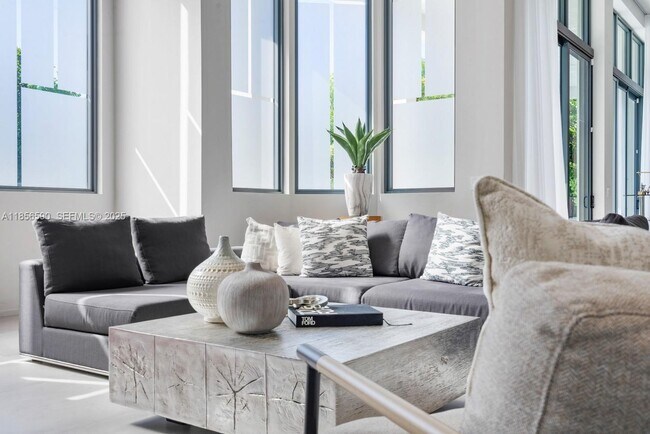 Building Photo - 2700 NE 18th St