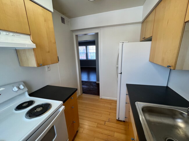 Building Photo - 2008 Fort Davis St SE