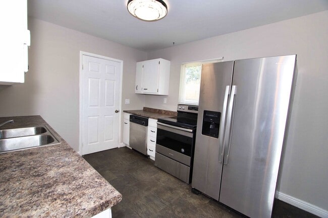 Building Photo - 4 Bed 2 Bath House for Rent