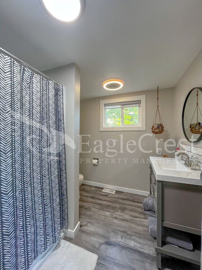 Building Photo - A Timeless & Elegant 2 Bedroom 1 Bathroom Single Family Home