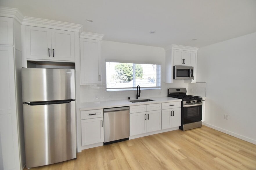 Building Photo - 11645 Moorpark St