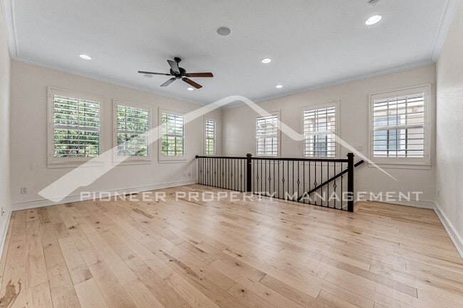 Building Photo - Gorgeous Home with Central AC and Washer/Dryer