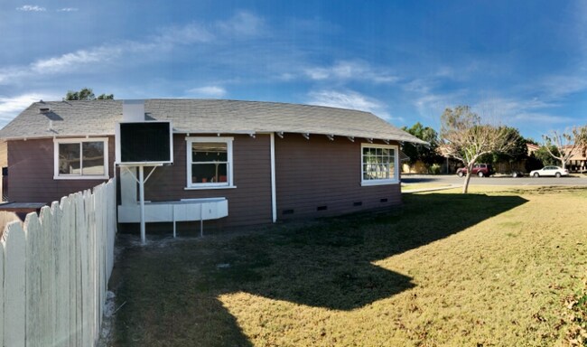 Building Photo - 578 Fern Ave