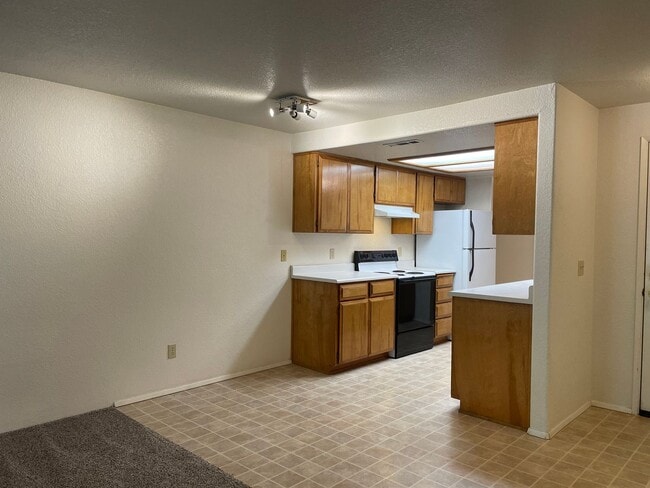 Building Photo - Very Nice 2 Bedroom 1 Bath Duplex in Grant...