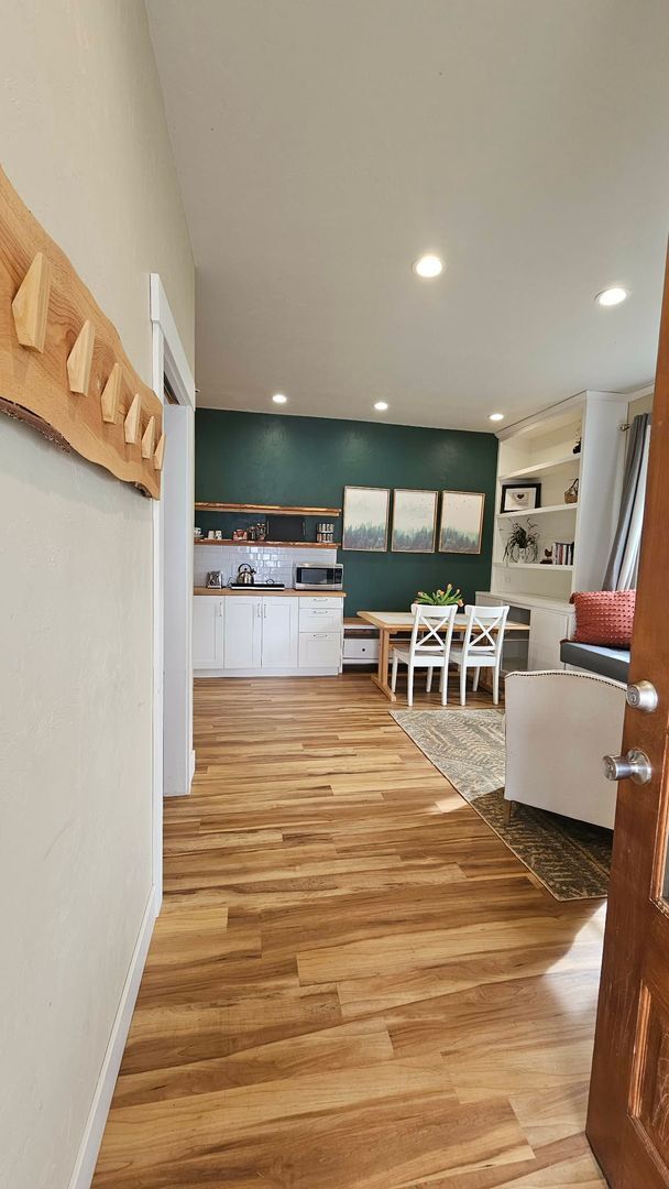 Building Photo - Fully Furnished House plus Mother-in-law suite - Lake Views & Access - Winter Rental Only