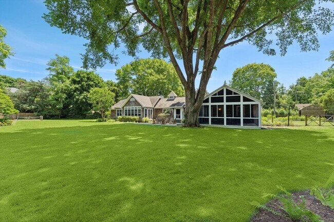 Building Photo - 695 Main St