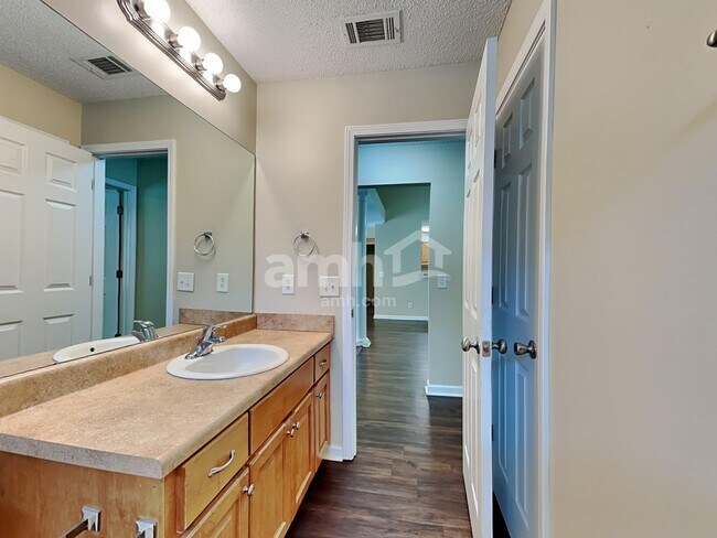 Building Photo - 260 Pampas Dr