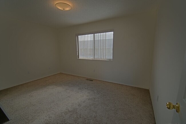 Building Photo - NE Heights Townhome Available For Move In