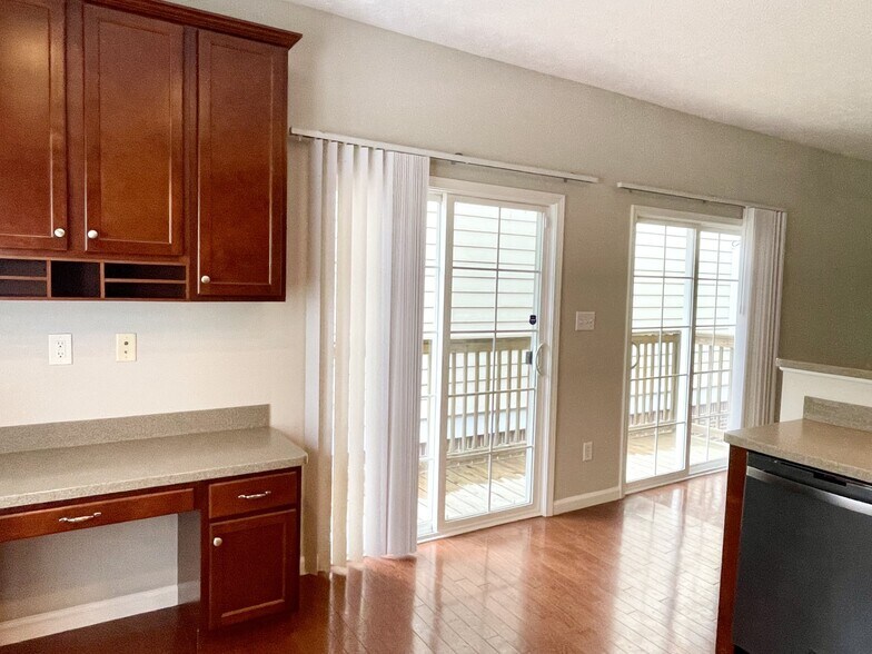 kitchen side balcony - 6143 Halton Pl