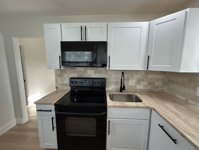Building Photo - "Cozy 1-Bed Retreat in St. Pete's Heart – ...