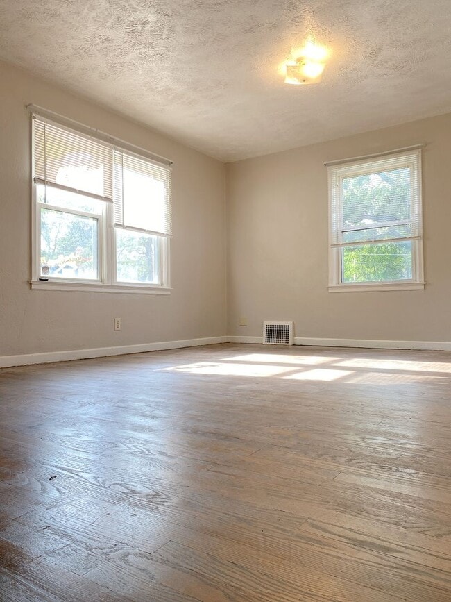 Building Photo - Large 2 bed 1 bath duplex with one car att...