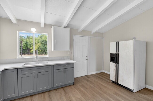 Building Photo - Charming 3-Bed Gem in Sacramento