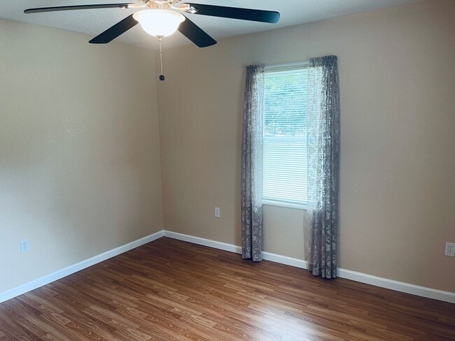 Building Photo - Charming 2-Bedroom in Candler with Large Y...