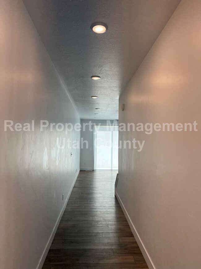 Building Photo - New Lower Price! Cute townhome in Highland
