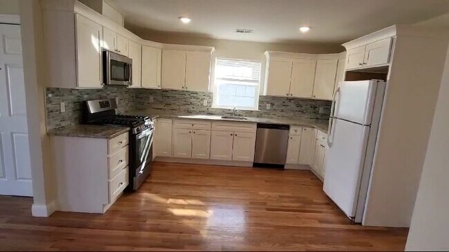 Building Photo - 518 New York Ave