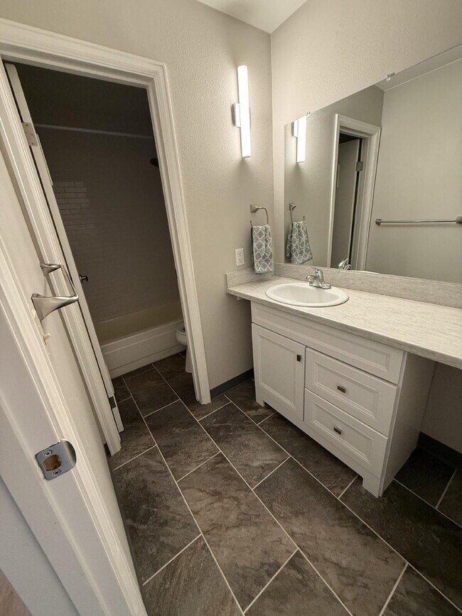 Building Photo - 1bd/1ba condo on 1st floor with pool access