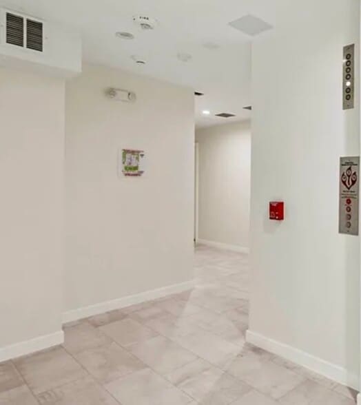 Building Photo - 439 Oak St