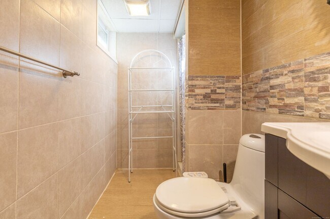 Building Photo - Spacious 4 bedroom single family home at t...