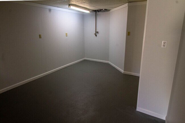 Building Photo - This conveniently located townhome is read...