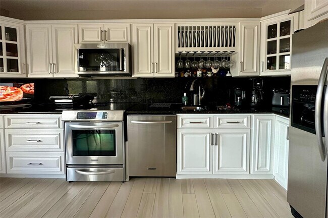 Building Photo - 7582 Regency Lake Dr