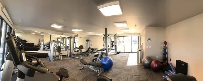 Building Photo - Ground Floor 2 Bed/2 Bath Unit with Great ...