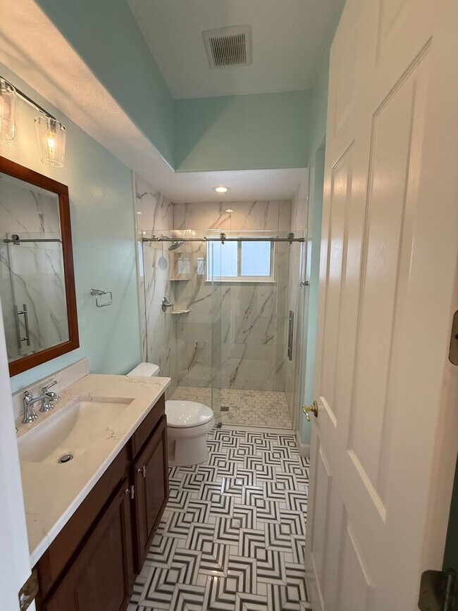 Building Photo - Luxurious 4 Bedroom 3 Bath Lakefront Pool Home W/3-Car Garage