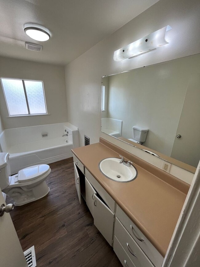 Building Photo - Wonderful Porterville House, Available Now!