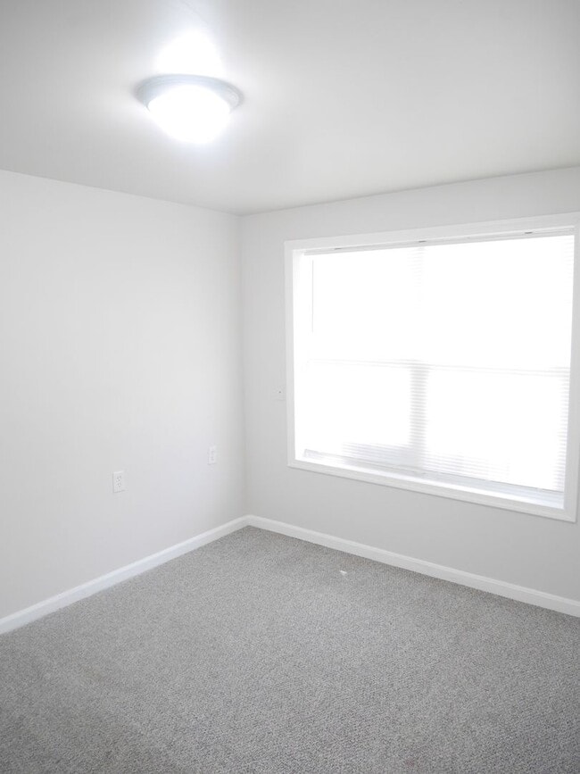 Building Photo - Rare Find! 4 Bedroom, 2 Bathroom Townhome ...