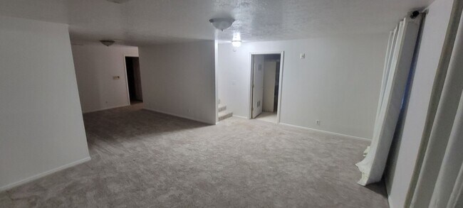 Building Photo - Beautiful house with natural light