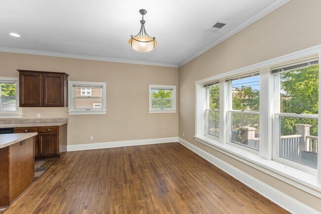 Building Photo - 835 Cherry St SE