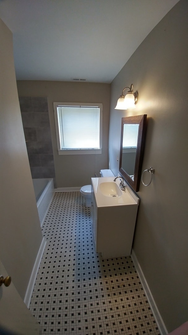 Building Photo - --APPLICATION PENDING CURRENTLY UNAVAILBLE-- 3 BR / 1 BA  Renovated home near VCU in Byrd Park Ar...