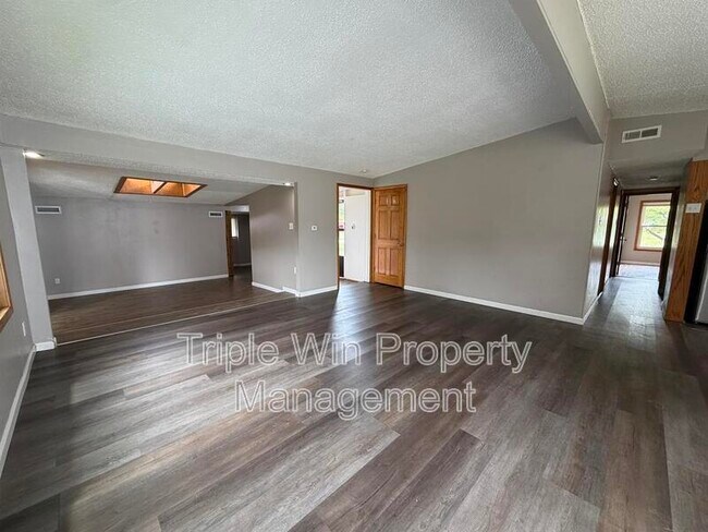 Building Photo - 810 St Anthony Ln