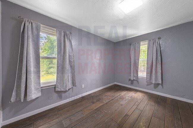 Building Photo - Cozy 3 Bed 2 Bath Single Family