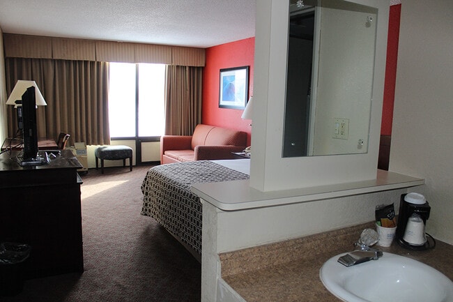 Primary Photo - Lorain Studio Suites