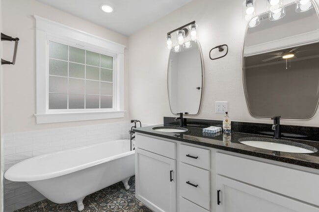 Building Photo - Charming 3 Bed / 2 Bath Single-Family Home with Detached 2-Car Garage in Temple ISD