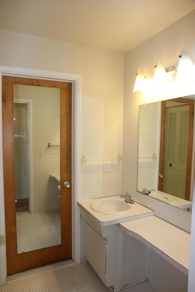 Building Photo - 1257 Island Dr