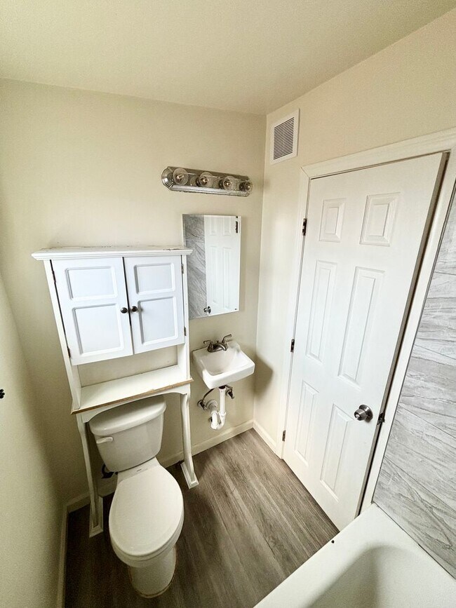 Building Photo - *718-720 Raven Street