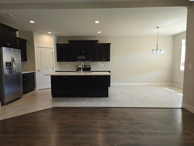 Building Photo - Spacious Rambler in South Richland with La...